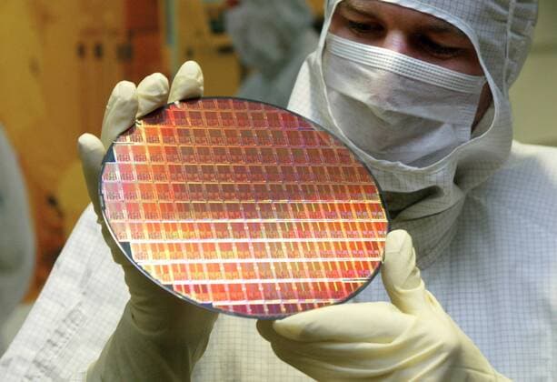 AMD-Mitarbeiter hält einen Chipwafer - AMD-Werk Dresden