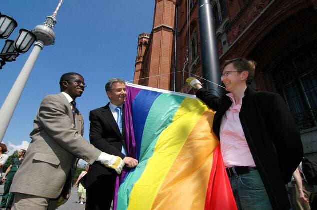 Klaus Wowereit (Mitte, GER SPD Regierender Bürgermeister Berlin), Dr. Ben Khumalo-Seegelken (li., Leiter des LSVD-Zentrums für Migranten, Lesben und Schwule) und Renate Rampf (GER LSVD) hissen die Regenbogenfahne vor dem Roten Rathaus anlässlich der PRIDE WEEK in Berlin