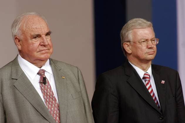 Dr. Helmut Kohl (li., GER CDU) und Roland Koch (GER CDU Ministerpräsident Hessen) anlässlich der Verleihung des Point-Alpha-Preises für Verdienste um die Einheit Deutschlands und Europas in Geisa
