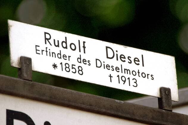 Straßenschild Dieselstraße - mit Hinweis auf den Namenspaten Rudolf Diesel, Erfinder des Dieselmotors (1858-1913)