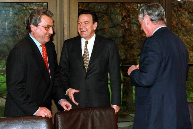 Dieter Hundt (li., GER Präsident BDA), Bundeskanzler Gerhard Schröder (GER SPD) und Dieter Schulte (GER DGB) anlässlich des Bündnis für Arbeit und Wettbewerbsfähigkeit