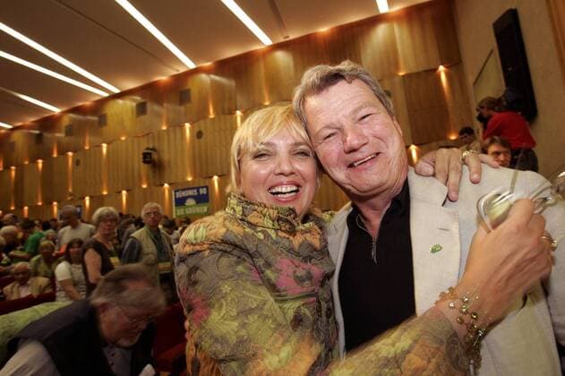 Spitzenkandidatin Claudia Roth (GER Parteivorsitzende Bündnis 90 Die Grünen) umarmt Wolfgang Wieland (GER Bündnis 90 Die Grünen Innenpolitischer Sprecher des Abgeordnetenhauses) auf dem Grünen-Landesparteitag in Berlin