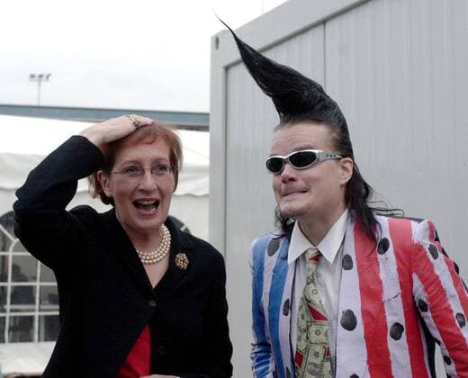 Er hat, sie nicht - Heide Simonis (li., GER SPD Ministerpräsidentin Schleswig Holstein) ohne und Sänger Sakke (FIN Leningrad Cowboys) mit Haartolle am Rande des Konzertes der Leningrad Cowboys anlässlich der KIELER WOCHE am Ostseekai in Kiel