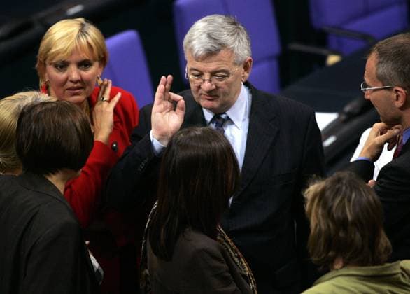 Bundesaußenminister Joschka Fischer (GER Bündnis 90 Die Grünen) diskutiert mit Claudia Roth (li., GER Bundesvorsitzende Bündnis 90 Die Grünen) und anderen Parteikollegen im Deutschen Bundestag anlässlich der Vertrauensfrage