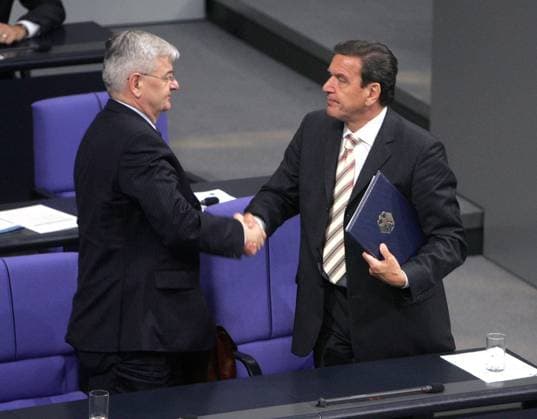 Bundeskanzler Gerhard Schröder (re., GER SPD) und Bundesaußenminister Joschka Fischer (GER Bündnis 90 Die Grünen) geben sich die Hand anlässlich der Vertrauensfrage im Deutschen Bundestag - Berlin