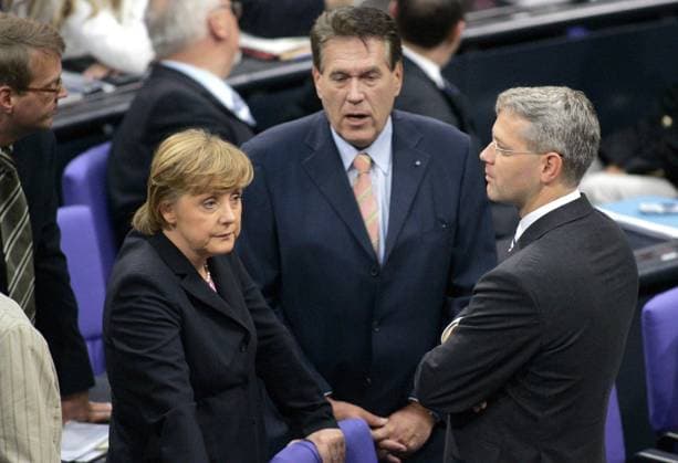 Angela Merkel (li., GER CDU-Bundesvorsitzende), Michael Glos (Mitte, GER CSU Stellvertretender CDU CSU-Fraktionsvorsitzender) und Norbert Röttgen (GER CDU) während der Sitzung zur Vertrauensfrage im Deutschen Bundestag in Berlin