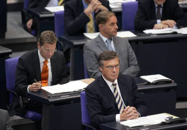 Wolfgang Gerhardt (vorn, GER FDP-Fraktionsvorsitzender) und Guido Westerwelle (li., GER FDP-Parteivorsitzender) während der Sitzung zur Vertrauensfrage im Deutschen Bundestag in Berlin
