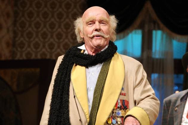 Wichart von Roell (GER) als Opa Klimbim während der Aufführung - Die Klimbim Familie lebt - im Renaissance-Theater in Berlin