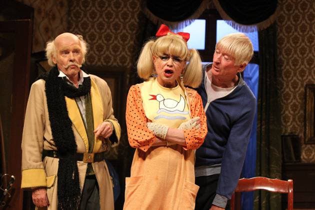 V.l.n.r.: Wichart von Roell, Ingrid Steeger und Peer Augustinski (alle GER) während der Aufführung - Die Klimbim Familie lebt - im Renaissance-Theater in Berlin