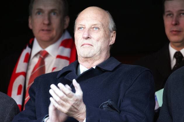 König Harald V. von Norwegen (2.v.r., NOR) applaudiert als Zuschauer einer Sportveranstaltung in Bergen - 