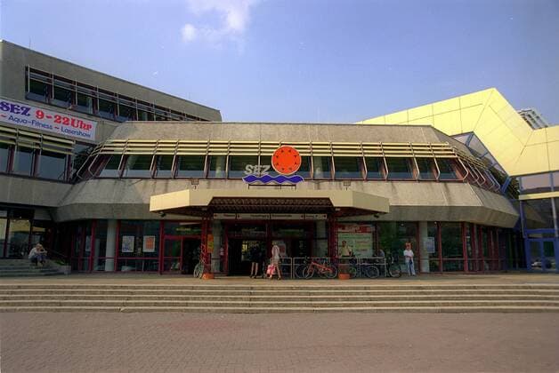 Eingang zum Sport- und Erholungszentrum (SEZ) an der Landsberger Allee in Berlin-Friedrichshain
