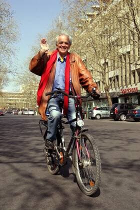 Hans-Christian Ströbele (GER Bündnis 90 Die Grünen Stellvertretender Fraktionsvorsitzender) fährt auf seinem gestohlenen und wiedergefundenen Fahrrad durch Berlin-Kreuzberg