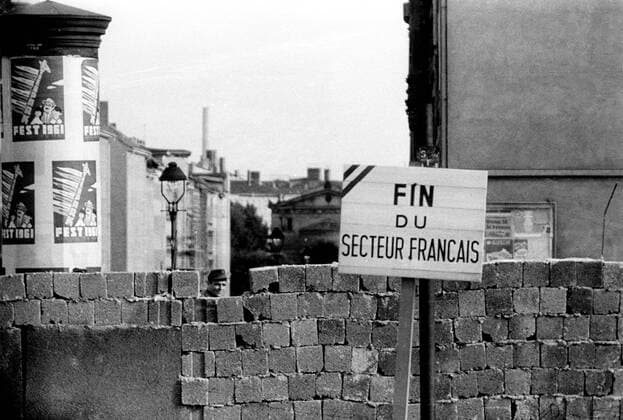 Fin du Secteur Francais - Schild vor der Berliner Mauer an der Strelitzer Straße