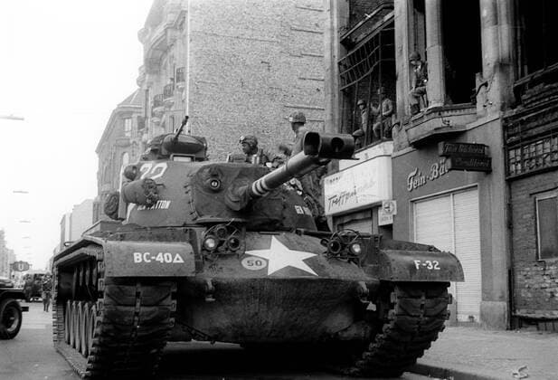 Panzer der US Army am Checkpoint Charlie in Berlin