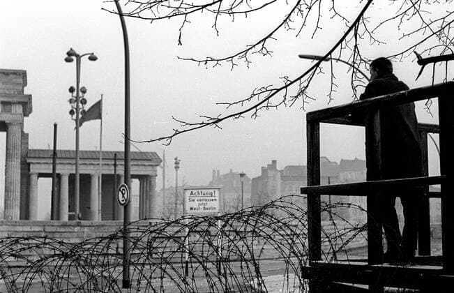 Aussichtsposten an der Berliner Mauer vor dem Brandenburger Tor