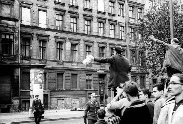Winkende Zuschauer im Grenzgebiet an der Bernauer Straße - Berlin