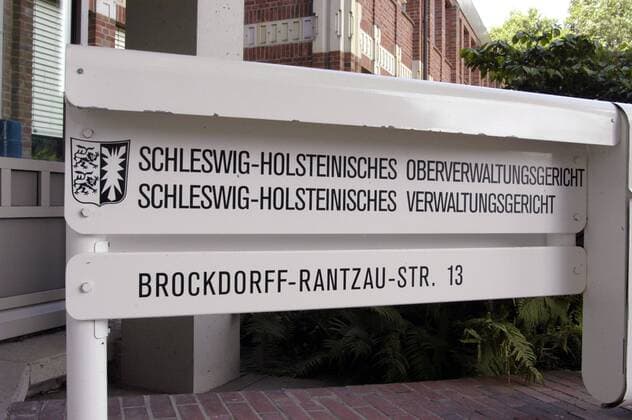Schild mit dem Schriftzug Schleswig Holsteinisches Oberverwaltungsgericht, Schleswig Holsteinisches Verwaltungsgericht