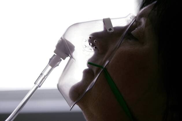Patientin einer Intensivstation wird beatmet