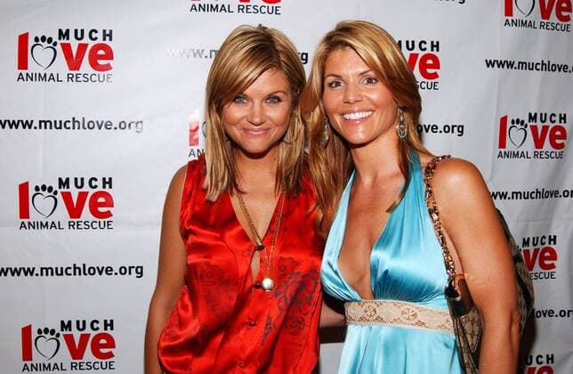Schauspielerin Tiffani Amber Thiessen (li.) und Schauspielerin Lori Loughlin (beide USA) anlässlich des 4th ANNUAL CELEBRITY COMEDY EVENT zugunsten der Tierschutzorganisation MUCH LOVE ANIMAL RESCUE in Hollywood