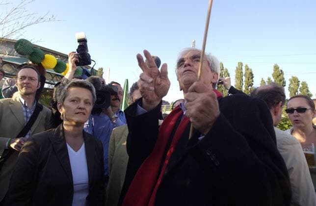 Hans-Christian Ströbele (GER Bündnis90 Die Grünen Stellvertretender Fraktionsvorsitzender) erklärt Renate Künast (GER Bündnis90 Die Grünen Bundesministerin für Verbraucherschutz, Landwirtschaft und Ernährung) wo es lang geht anlässlich des Wahlkampfauftaktes der Grünen in Berlin