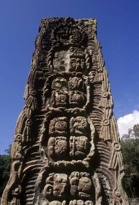 Hieroglyphen auf einer Maya-Stele in Copan - Honduras