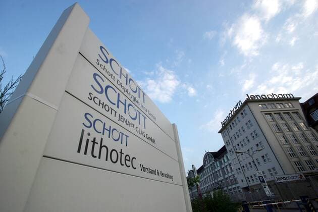 Firmenschild der SCHOTT AG neben der Firmenzentrale von JENAPHARM in Jena