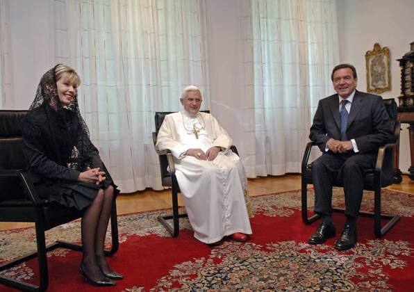 Papst Benedikt XVI. (Mitte, GER) empfängt Bundeskanzler Gerhard Schröder (GER SPD) und seine Ehefrau Doris Schröder-Köpf (GER) in der Residenz des Erzbischofs in Köln