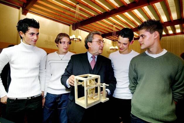 Dr. Dieter Hundt (GER BDA-Präsident) mit den Gewinnern Volcan Zcan (li.), Jürgen Detzel (2. von li.), Benjamin Hoppe (2. von re.) und Julian Pfahler (re.) des Allgaier-Schulpreises in Uhingen