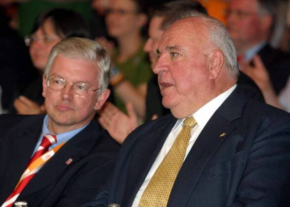 Roland Koch (li., GER CDU Ministerpräsident Hessen) und Dr. Helmut Kohl (re., GER CDU) anlässlich des CDU-Bundesparteitags und Wahlkampfauftakts in Dortmund