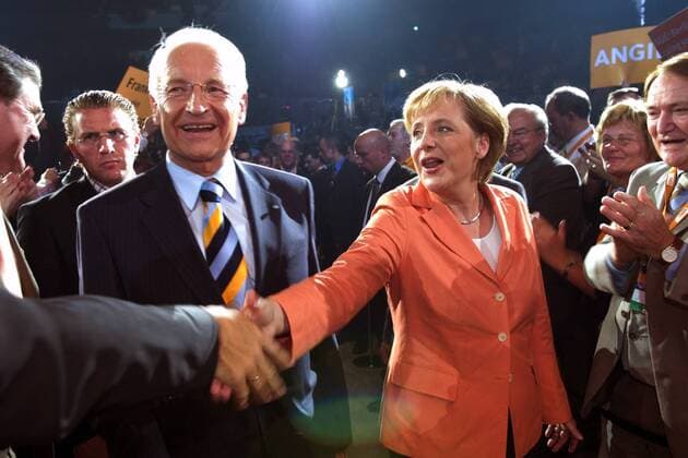Angela Merkel (Mitte re., GER CDU Bundesvorsitzende) und Edmund Stoiber (Mitte li., GER CSU Ministerpräsident Bayern) gut gelaunt im Mittelpunkt während des Wahlkampfauftaktes und Bundesparteitages der CDU in Dortmund