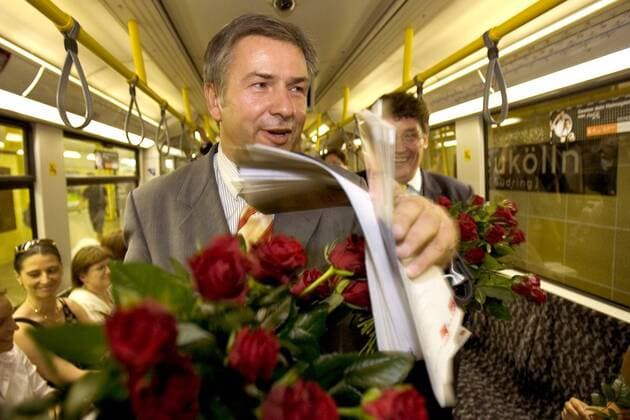 Klaus Wowereit (GER SPD Regierender Bürgermeister Berlin) wirbt für Ditmar Staffelt (hinten, GER SPD Parlamentarischer Staatssekretär im Bundesministerium für Wirtschaft und Arbeit) - hier in der U-Bahn in Berlin-Neukölln
