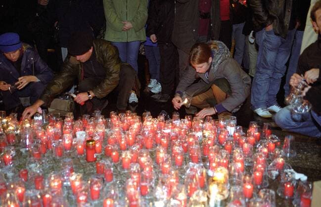 9 11 - Teilnehmer der Mahnwache in Berlin (wenige Stunden nach den Anschlägen) zünden Kerzen im Gedenken an die Terroropfer an