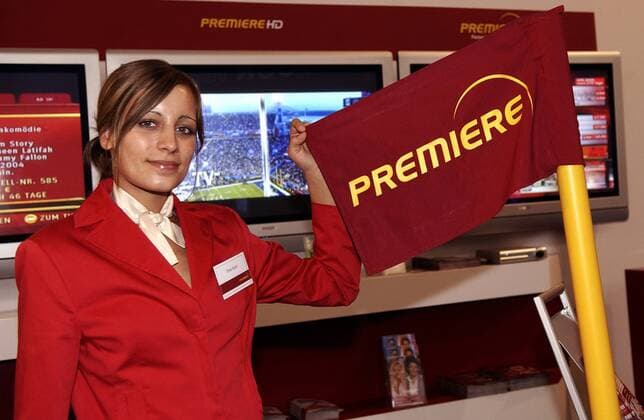 Messehostesse von Premiere präsentiert den Premiere-Wimpel auf der IFA in Berlin