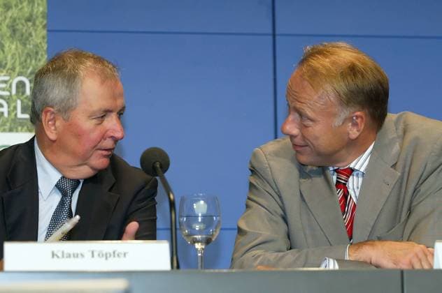 Prof. Dr. Klaus Töpfer (li., GER CDU Leiter United Nations Environmental Programme UNEP) im Gespräch mit Jürgen Trittin (GER Bündnis90 Die Grünen Bundesumweltminister) in Berlin während der Pressekonferenz GREEN GOAL für die FIFA Fußballweltmeisterschaft 2006
