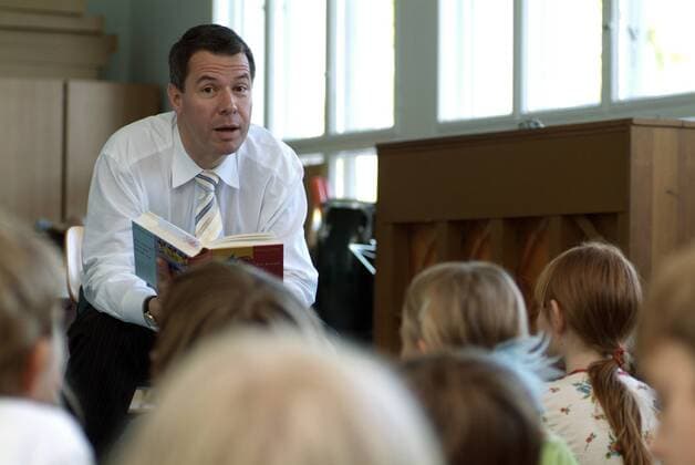 Nachrichtensprecher Peter Kloeppel (GER) liest Kindern der Papageno-Grundschule in Berlin aus Michael Endes Kinderbuch JIM KNOPF UND LUKAS DER LOKOMOTIVFÜHRER vor