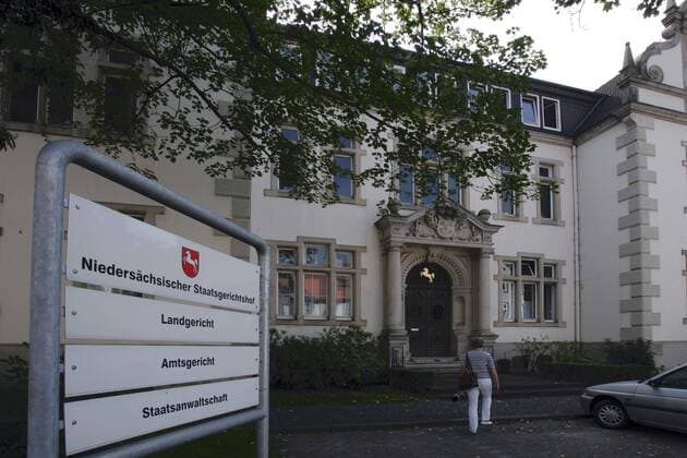 Informationsschild vor dem niedersächsischen Staatsgerichtshof in Bückeburg