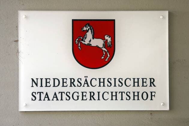 Schild am niedersächischen Staatsgerichtshof in Bückeburg