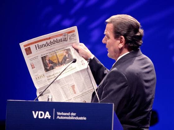 Bundeskanzler Gerhard Schröder (GER SPD) präsentiert bei seiner Rede anlässlich der Eröffnung der 61. IAA 2005 in Frankfurt am Main eine Ausgabe der Zeitung - Handelsblatt -