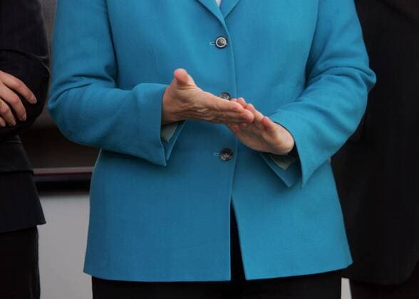 Dr. Angela Merkel (GER CDU-Bundesvorsitzende) reibt sich während einer Wahlkampfveranstaltung in Bonn die Hände