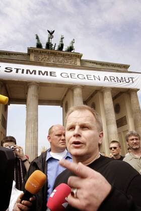 Sänger Herbert Grönemeyer (GER) anlässlich STIMME GEGEN ARMUT am Brandenburger Tor in Berlin