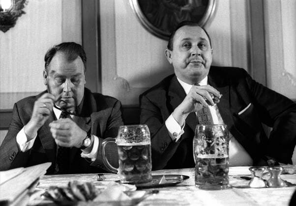 Bundesinnenminister Hans-Dietrich Genscher (re., GER FDP) schmollt und Josef Ertl (GER FDP Bundesminister für Ernähung, Landwirtschaft und Forsten) putzt seine Brille beim Maß nehmen