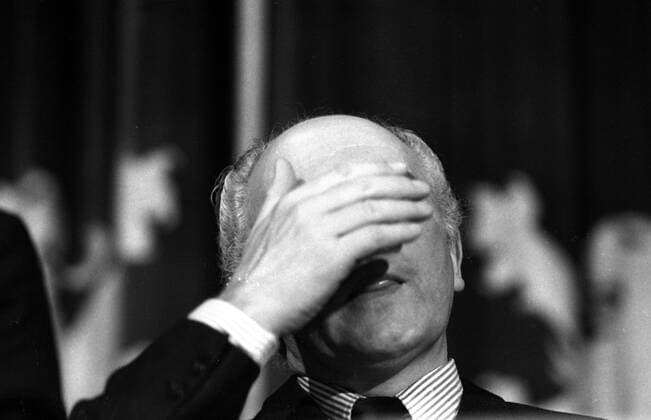 Walter Scheel (GER FDP Bundesaußenminister) schlägt fassungslos die Hand vor den Kopf