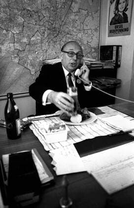 Wolfgang Mischnick (GER FDP-Fraktionsvorsitzender) erweist sich als Multitaskingtalent, telefoniert in seinem Büro, trinkt ein Bier und nimmt sein Mittagessen zu sich