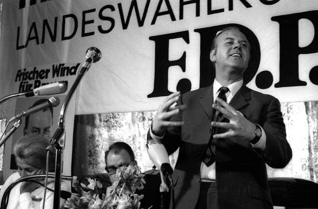 Karl Geldner (GER FDP MdL in Bayern) hält eine Rede auf dem FDP-Landeswahlkongress am Vorabend der bayerischen Landtagswahlen 1970