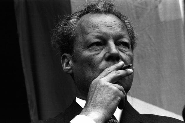 Bundeskanzler Willy Brandt (GER SPD) raucht am Rande einer Wahlkampfveranstaltung der SPD in Elmshorn