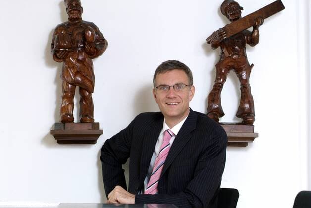 Stephan Schwarz (GER Präsident der Handwerkskammer Berlin) vor Holzfiguren in der Handwerkskammer in der Blücherstraße in Berlin