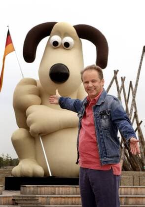 Regisseur Nick Park (GBR) vor einer überdimensionalen Gromit Figur anlässlich der BUGA in München
