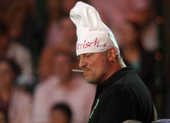 Schauspieler Heinz Hoenig (GER) mit Kochmütze und Zigarette anlässlich der SAT.1 Fernsehshow JETZT GEHT S UM DIE WURST - DAS GROßE PROMI GRILLEN im Gerry Weber Stadion in Halle Westfalen