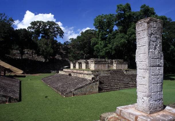 Tempelanlage auf dem BALLSPIELPLATZ der Maya-Ruinen in Copan - Honduras