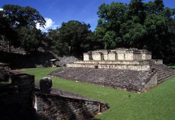 Tempelanlage auf dem BALLSPIELPLATZ der Maya-Ruinen in Copan - Honduras